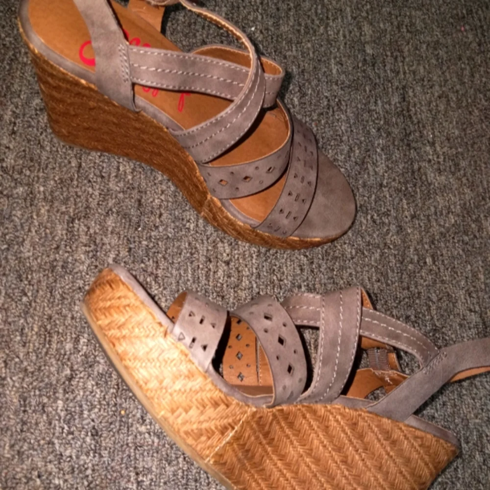 JELLYPOP cutout strappy woven statement wedges size 7